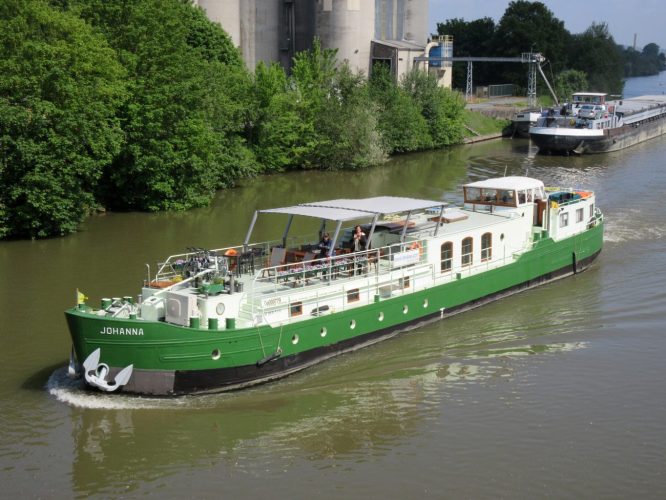 Barge Johanna on Oise
