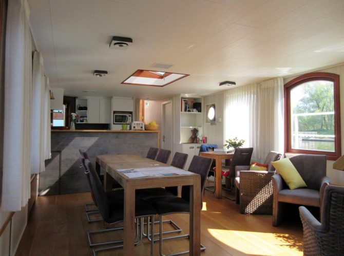 IMG_1586a 1485 (dining-lounge, Barge Johanna)